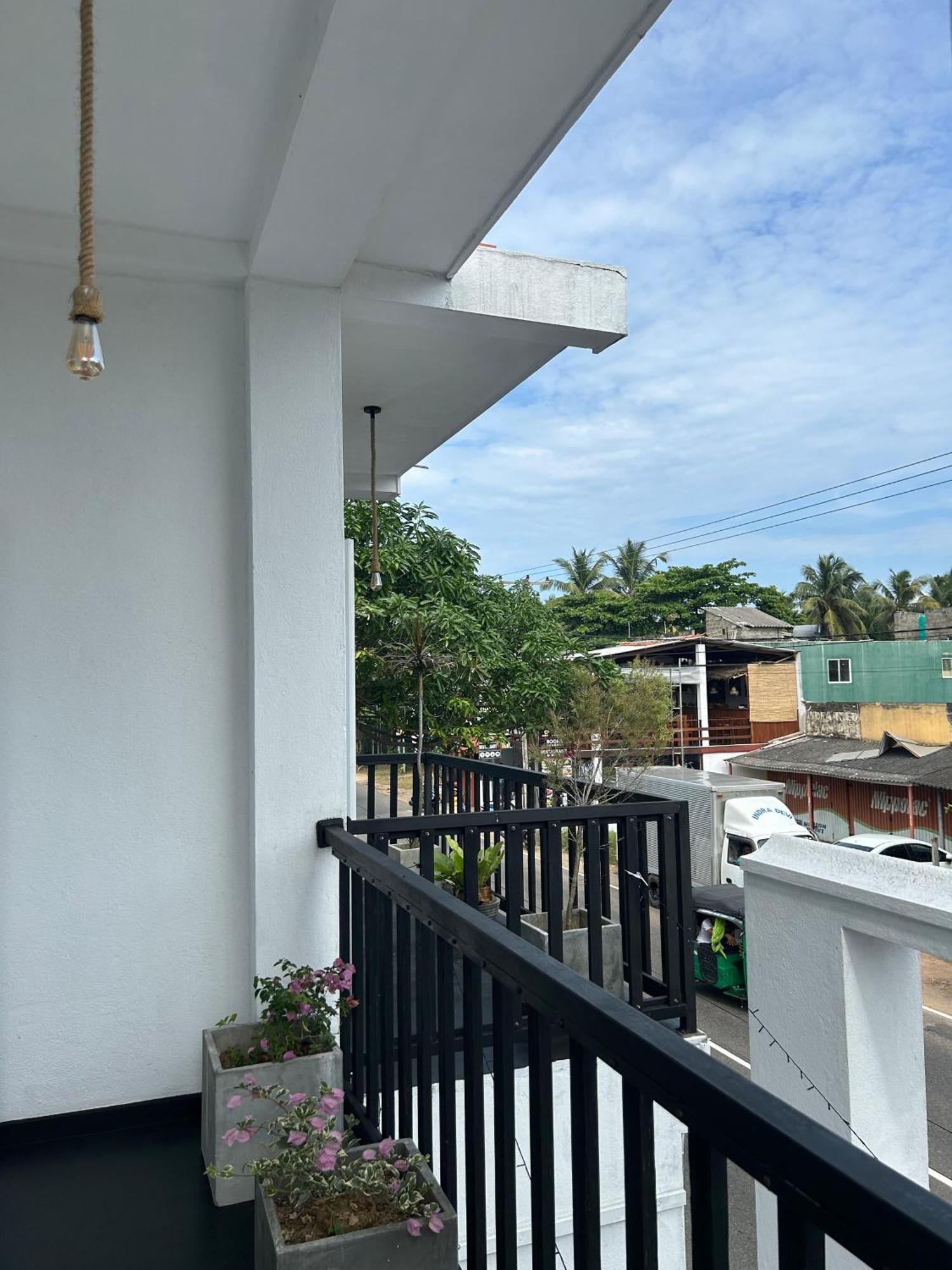 Ostello White House & Sea Food Restaurant Hikkaduwa Esterno foto